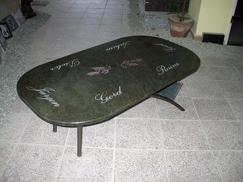 Tisch - aus Kerala Grün-Granit mit individueller Gestaltung
